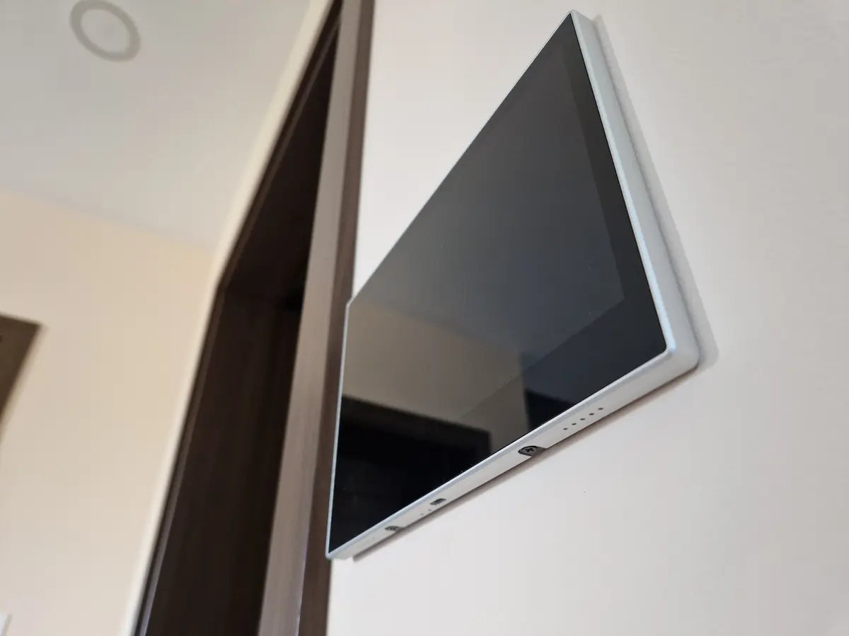 Side profile of Wallpanel S10 showing the enclosure thickness