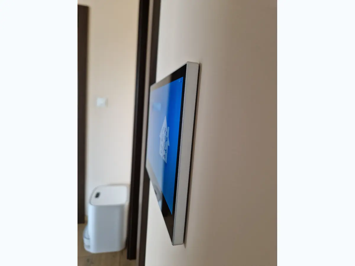 Bottom profile of Wallpanel S10 after mounting