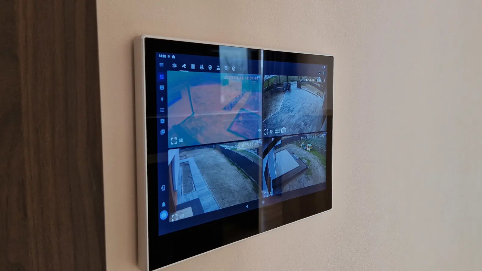 Wallpanel S10 zamontowany na ścianie z widokiem kamer