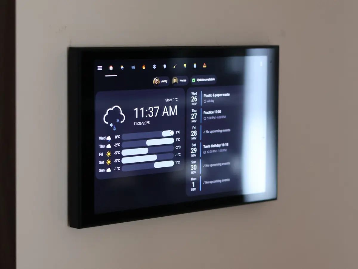 Wallpanel S8 zamontowany na ścianie z widoczną ramką